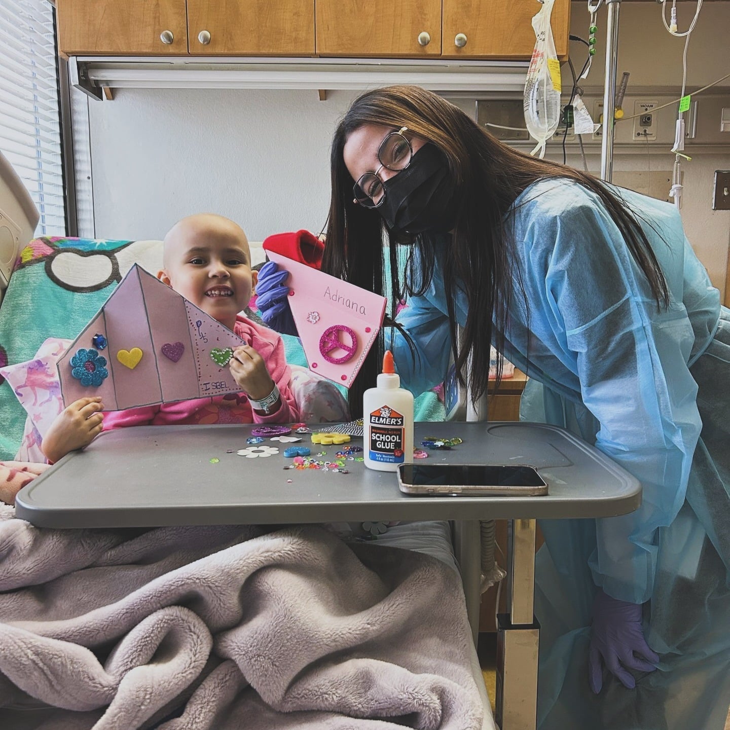 Voluntaria compartiendo con una paciente en el Hospital Pediátrico
