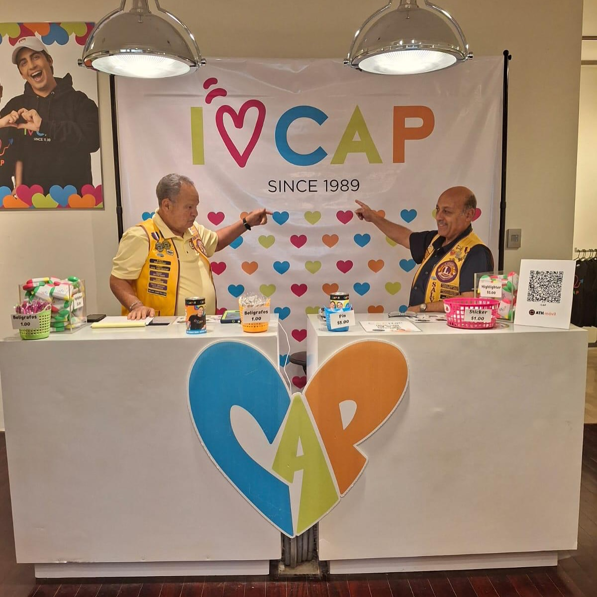 Voluntarios apoyando la campaña Uniendo Cabezas